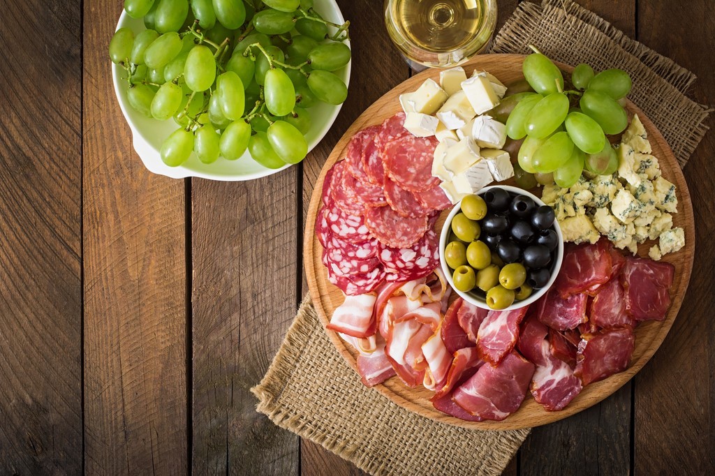 Inizia con i nostri antipasti rustici Antipasto tipico siciliano con salumi e formaggi